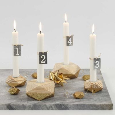 Een Advent kandelaar van vier kandelaars geverfd met goudverf
