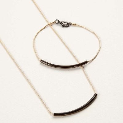 Sieraden gemaakt van een ketting met tussenstaafjes als hangers