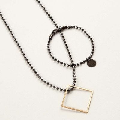 Sieraden van een balletjesketting met hangers