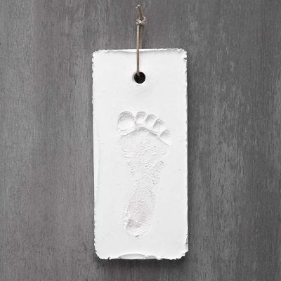 Voet- of handafdruk in witte gips