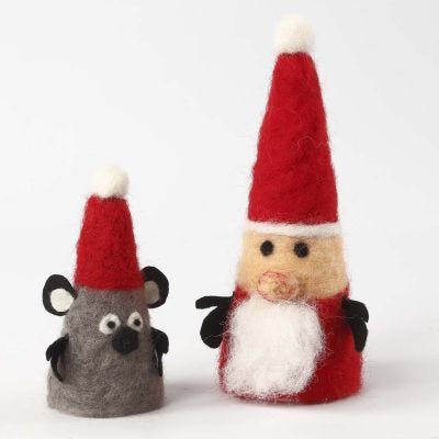 Kerstfiguren gemaakt van styropor kegels door naaldvilten