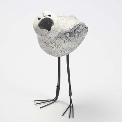 Een langpotige vogel van styropor en papier-maché pulp