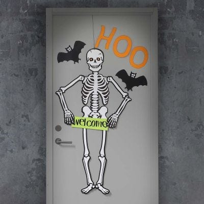 Een skelet en vleermuizen op de voordeur voor Halloween