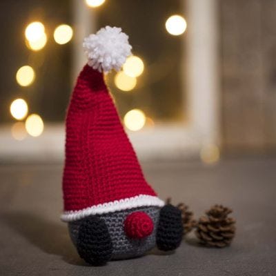 Gehaakte kerstkabouter met grote puntmuts
