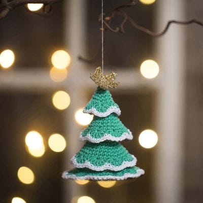 Kerstboom gehaakt van katoengaren met details van Lurex gouddraad