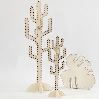 Cactus en blad gedecoreerd door houtbranden