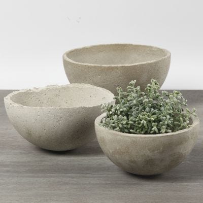 Schalen van beton gegoten in plastic mallen