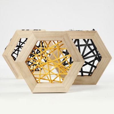 String Art met katoengaren in houten zespuntige lijsten voor muurdecoratie