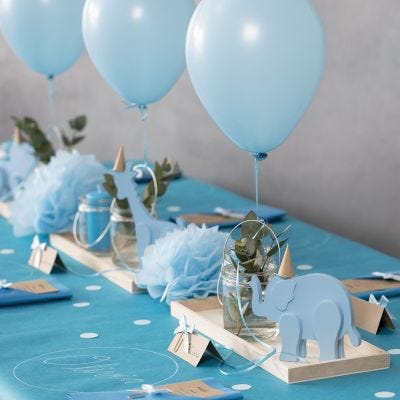 Decoraties voor een doop met houten dieren