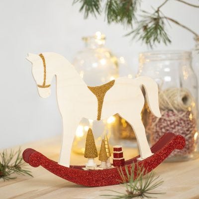 Hobbelpaard met kleine houten accessoires gedecoreerd met hobbyverf