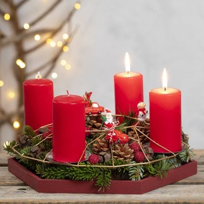 Een adventskrans van een metalen hangende decoratie