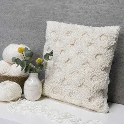 Kussen geborduurd met punch needle