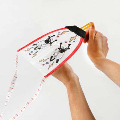 Shaun het schaap schiet vlieger gekleurd met textielstiften