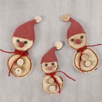 Kabouters van houten schijven met puntmutsen van Silk Clay