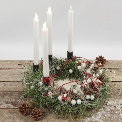 Een adventskrans versierd met natuurlijke materialen en LED-kaarsen