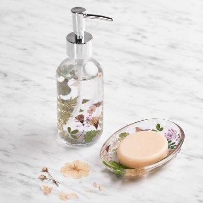 Versier een zeepbakje en zeepdispenser met gedroogde bloemen