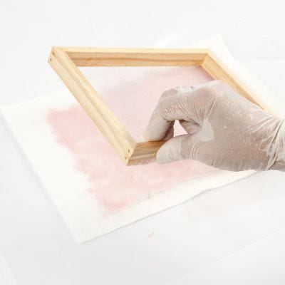 Hoe maak je zelfgemaakt papier gekleurd met aquarelverf