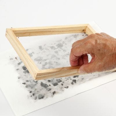 Zo maak je handgeschept papier met etherische olie