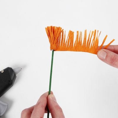 Hoe maak je de meeldraden voor bloemen van crêpepapier (de franje techniek)
