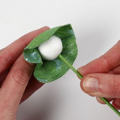 Zo maak je styropor zaaddozen voor het midden van bloemen van crêpepapier?