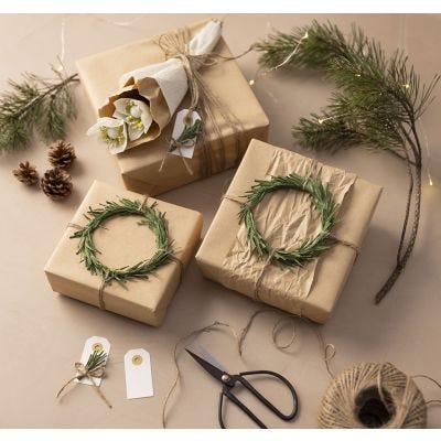 Cadeaus met groene kransen van crêpepapier