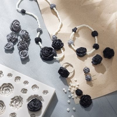 Sieraden met roos van klei