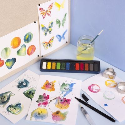 Schilder fantasiefiguren en vlinders met waterverf