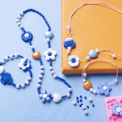 Sieraden met bloemen van klei