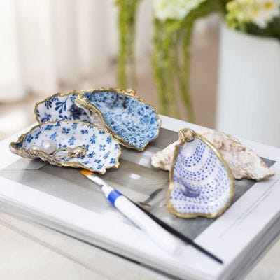 Schelpen versierd met decoupage en goudkleurige stift