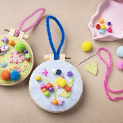 Geborduurde hangdecoratie met fantasierijk design