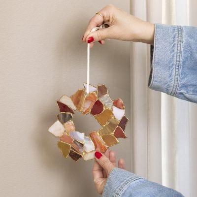 Glazen krans gemaakt met de kintsugi-techniek