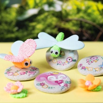 Geboetseerde stenen met stickers en insecten