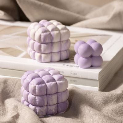 Bubbelsculpturen uit gekleurd gietharsmengsel