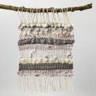 Muurdecoratie van katoengaren, wol en repen textiel