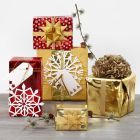 Cadeaus ingepakt met metallic geschenkpapier en glanzende decoraties