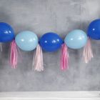 Slinger van verbonden ballonnen en tassels