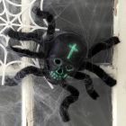 Een spin gemaakt van een schedel en chenille voor Halloween