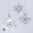 Glanzende hangende decoraties met een kabouter en sneeuwvlokken