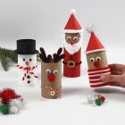 Kerstfiguren van kartonnen kokers met versieringen