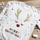 Een grappige kersttrui met jingle bells