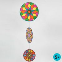 Een mobile gemaakt van kartonnen cirkels met mandela patronen