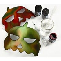 Kartonnen decoraties en pompoenen maskers