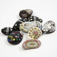 Decoratieve stenen met kleurrijke, lichtgevende patronen