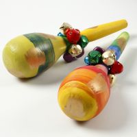 Geverfde maracas gedecoreerd met bellen