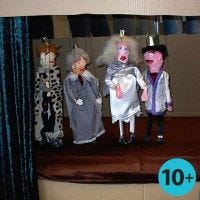 Marionetten gemaakt van latjes en gipsgaas