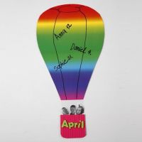 Een luchtballon van regenboogkarton