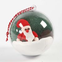 Een decoratieve kerstbal met zelfgemaakte afbeelding binnenin
