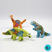 Dinosaurussen geverfd en versierd met decoupage papier