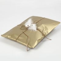 Cadeaus inpakken met goud tissue papier