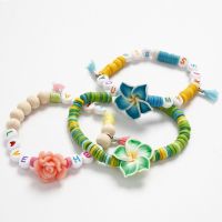 Elastische armbanden met kralen in zomerse kleuren